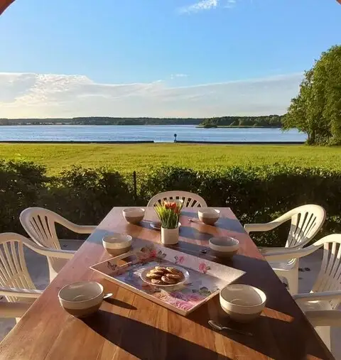Logement 39 — repas terrasse vue lac
