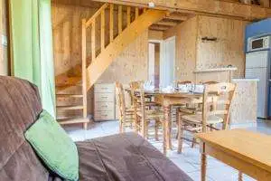 Logement 39 — séjour avec escalier